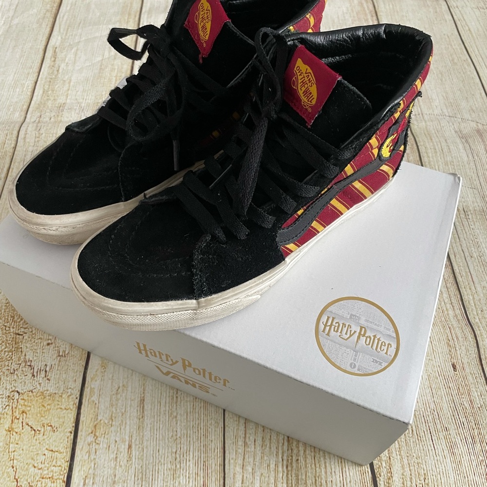 Vans SK8-Hi Top Gryffindor Harry Potter Sneakers. Size 5.5Men/ 7 Women.